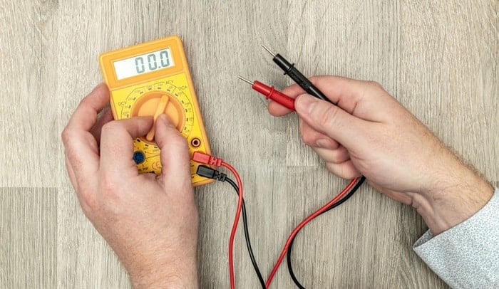 test-breaker-with-multimeter