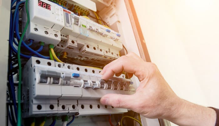 how-many-circuit-breakers-in-a-200-amp-panel