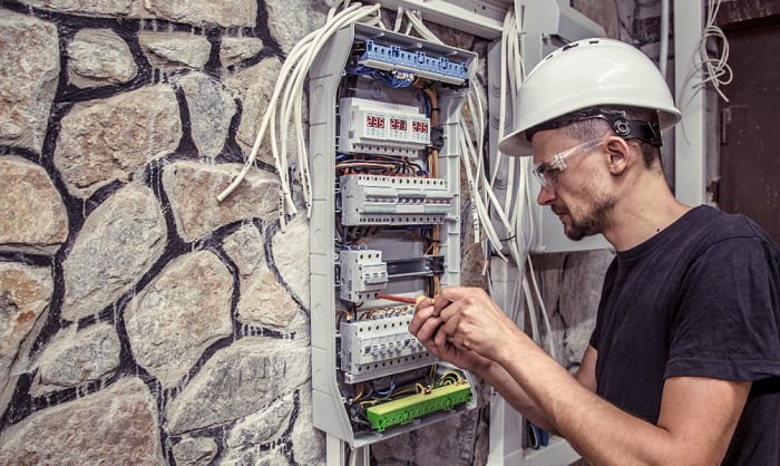 How to Shut the Power Off Before the Breaker Box in 4 Steps