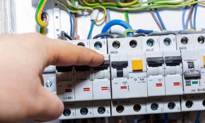 what is the function of circuit breaker