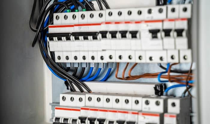 8ゲージワイヤーにはどのようなサイズのブレーカが必要ですか