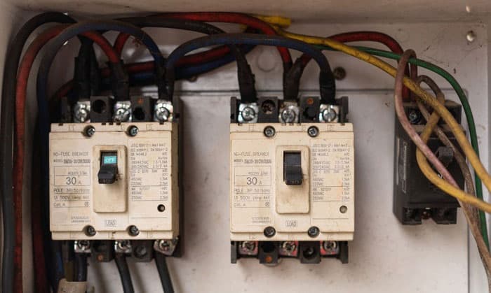 can a circuit breaker fail without tripping