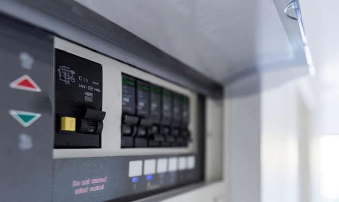 how to identify circuit breaker types