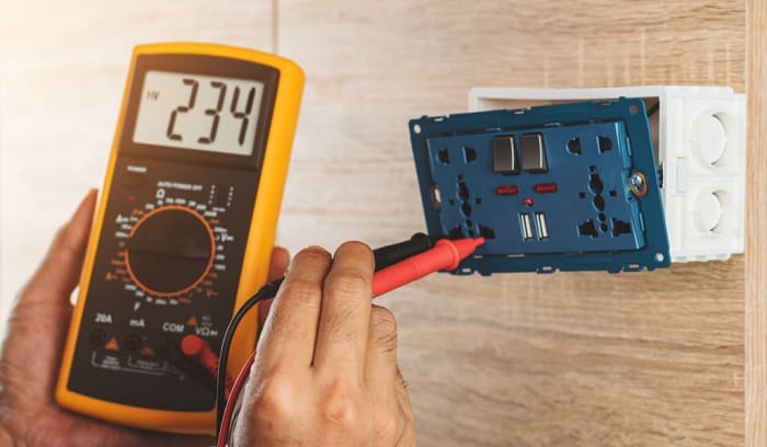 how to check 240 voltage with a multimeter
