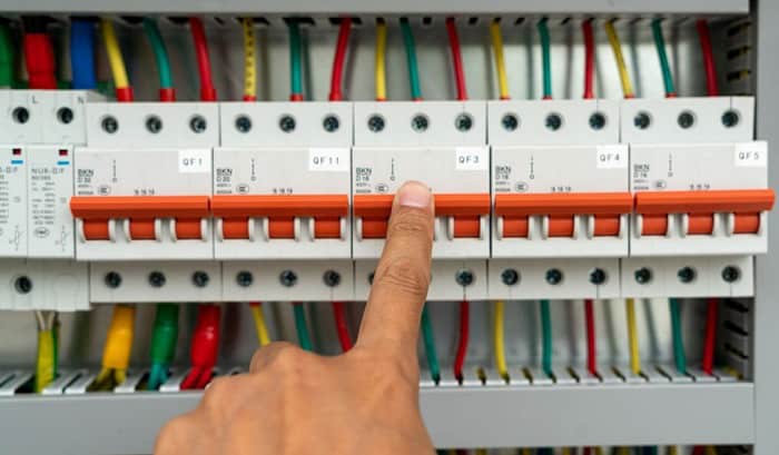 how to reset ac circuit breaker