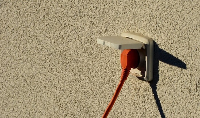 how to protect outdoor extension cord from rain