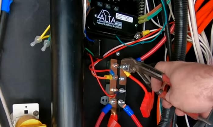 Install a circuit breaker on your car, boat or motorcycle on battery 