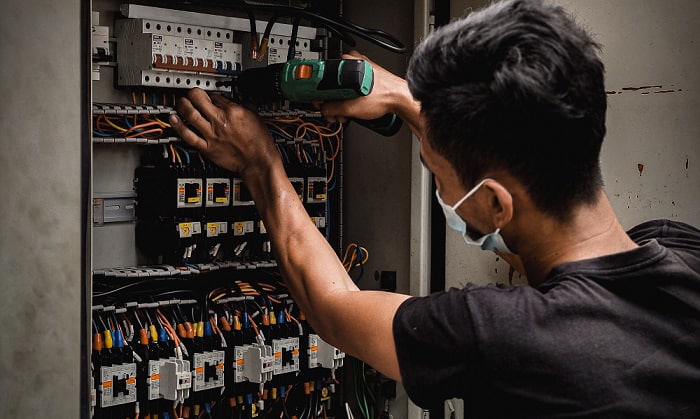 circuit breaker vs disconnect switch