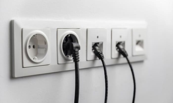 connect-ethernet-cable-to-wall-socket