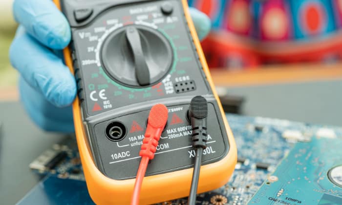 check-amps-with-multimeter